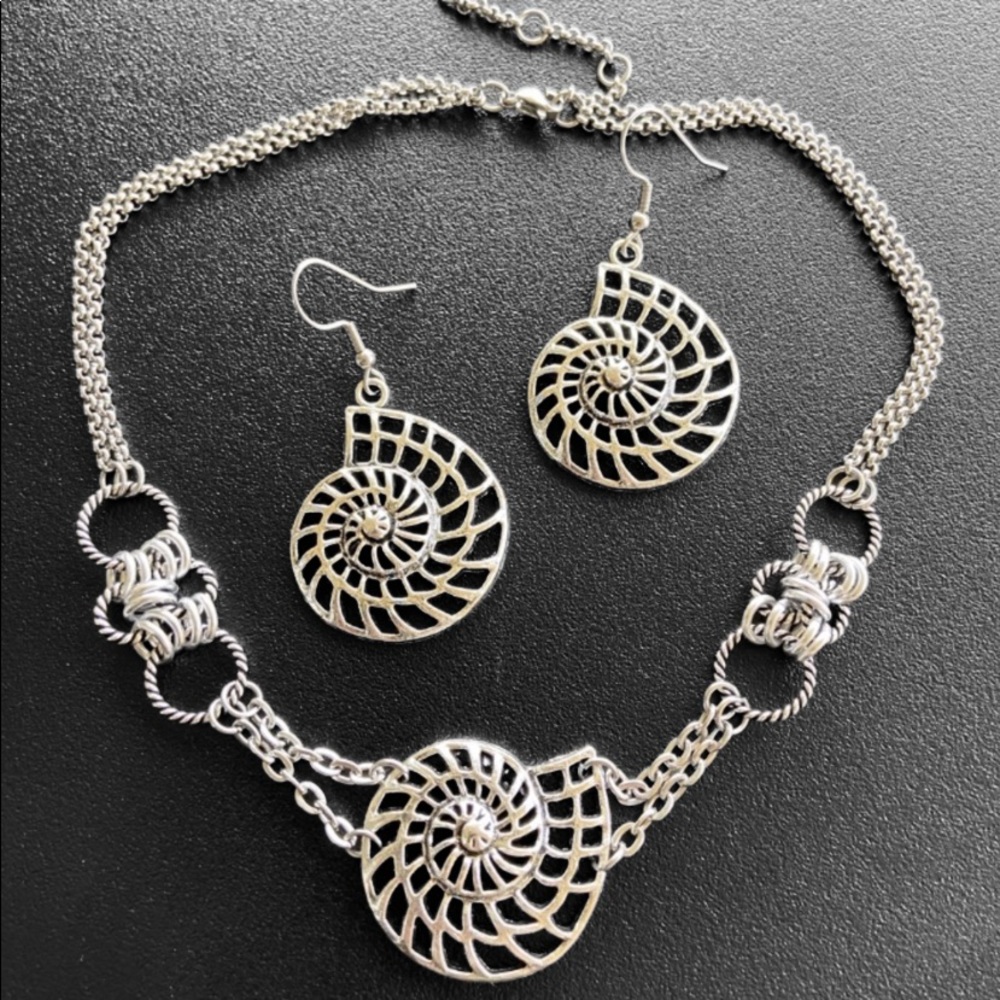 Choker shell spiral necklace with matching shell earrings. Set boho mermaid